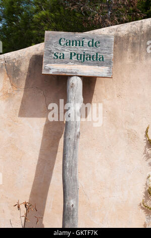 Formentera: das Zeichen der Camino Romano oder Cami de Sa Pujada, eine antike römische Straße, die von Es Calo, La Mola zu führen Stockfoto