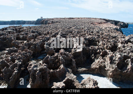 Fomentera, Balearen: die Felsen der Punta Prima mit 17. Jahrhundert Wachturm am östlichen Kap der Insel Stockfoto