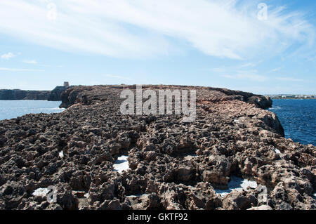 Fomentera, Balearen: die Felsen der Punta Prima mit 17. Jahrhundert Wachturm am östlichen Kap der Insel Stockfoto