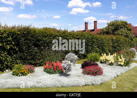 SOMMER-BETTWÄSCHE BEI RHS WISLEY. VEREINIGTES KÖNIGREICH. Stockfoto