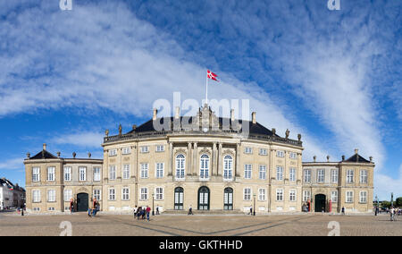 Kopenhagen, Dänemark - 18. August 2016: Touristen vor dem königlichen Schloss Amalienborg Stockfoto