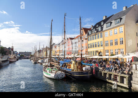 Kopenhagen, Dänemark - 18. August 2016: Menschen, die genießen eines Sommertag am Nyhavn Stockfoto