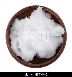 Kokosnuss-Öl in einer Schüssel auf weißem Hintergrund. Auch Kopra Öl, Speiseöl, extrahiert aus dem Kernel von Fleisch von Reifen Kokosnüssen. Stockfoto