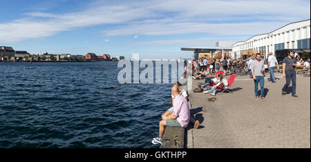 Kopenhagen, Dänemark - 18. August 2016: Menschen, die genießen eines Sommertag auf der Papier-Insel Stockfoto