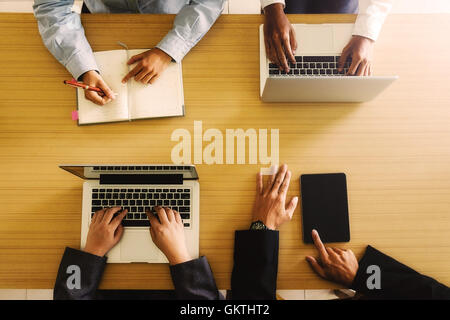 Verwaltung, brainstorming, Unternehmen, Unternehmer, Unternehmerinnen, Kollege, Kommunikation, Konferenz, Verbindung, teamwork Stockfoto