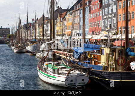 Kopenhagen, Dänemark - 18. August 2016: Ansicht von Nyhavn Hafen mit Booten und Menschen, die an einem Sommertag genießen Stockfoto