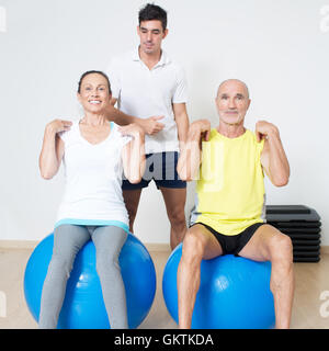 Senioren tun Fitnesstraining mit personal trainer Stockfoto