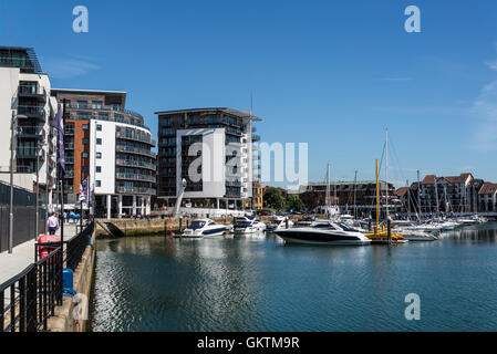 Ocean Village, Marina und ein Wohn-, Geschäfts- und Urlaubsreisende Entwicklung, Southampton, Hampshire, England, UK Stockfoto