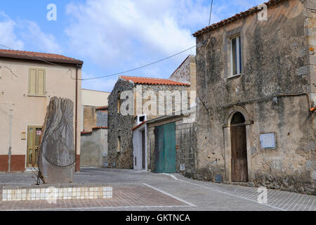 Ein Blick auf den Platz von einer alten Stadt, Sennariolo, Oristano Bezirk, Sardinien, Italien Stockfoto