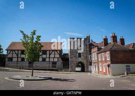 Tudor Händler Halle und das Westtor, mittelalterliche Stadtmauern, Southampton, Hampshire, England, UK Stockfoto