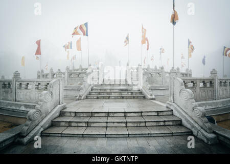 Fahnen im Nebel bei Ngong Ping auf Lantau Island, Hong Kong. Stockfoto