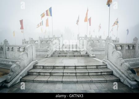 Fahnen im Nebel bei Ngong Ping auf Lantau Island, Hong Kong. Stockfoto