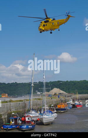 Luftbrücke für Unfallopfer, Westland Sea King HAR 3, Penrhyn Port, Bangor, Nordwales, Stockfoto