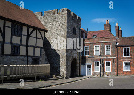 Tudor Händler Halle und das Westtor, mittelalterliche Stadtmauern, Southampton, Hampshire, England, UK Stockfoto