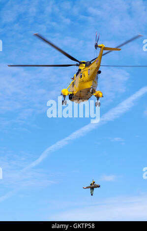 Luftbrücke für Unfallopfer, Westland Sea King HAR 3, Penrhyn Port, Bangor, Nordwales, Stockfoto