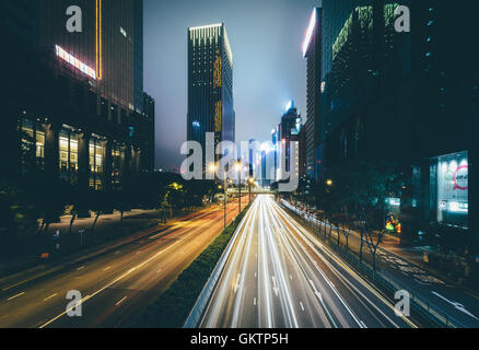 Gloucester Road und modernen Wolkenkratzern in der Nacht, in Wan Chai, Hong Kong, Hong Kong. Stockfoto