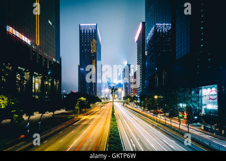 Gloucester Road und modernen Wolkenkratzern in der Nacht, in Wan Chai, Hong Kong, Hong Kong. Stockfoto