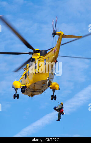 Luftbrücke für Unfallopfer, Westland Sea King HAR 3, Penrhyn Port, Bangor, Nordwales, Stockfoto