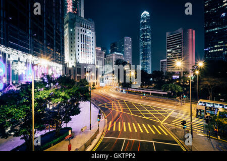 Langzeitbelichtung einer Kreuzung und modernen Wolkenkratzern in der Nacht, am Central, Hong Kong, Hong Kong. Stockfoto