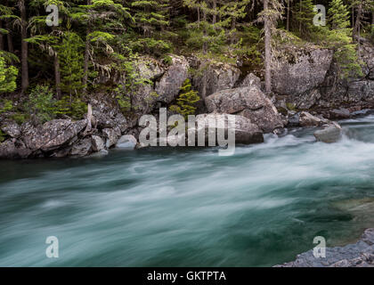 Wasser stürzt letzten Felsen oberhalb McDonald Wasserfälle in Montana Wildnis Stockfoto