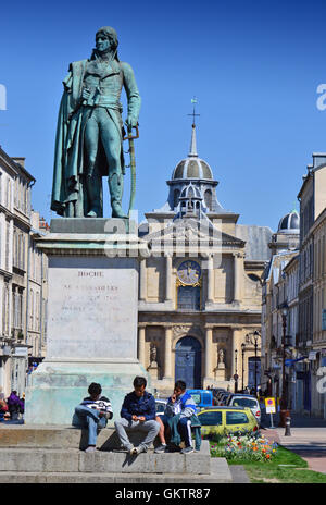 VERSAILLES, Frankreich - 19. April 2015: Jungs sitzen beim Denkmal vor Kirche Notre-Dame, Versailles, Frankreich Stockfoto