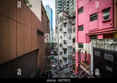 Schmale Treppe und Gebäude in der Zentrale in Hongkong. Stockfoto