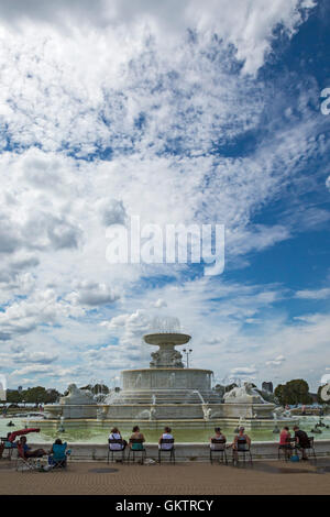 Detroit, Michigan - Menschen entspannen Sie sich Scott Fountain auf Belle Isle an einem Sonntag Nachmittag. Stockfoto