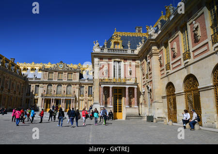 VERSAILLES, Frankreich - 19. April 2015: Touristen warten auf den Palast von Versailles, Frankreich zu betreten Stockfoto