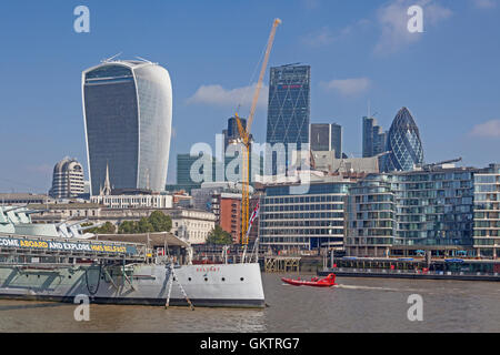 Ein Blick auf die City of London und die Themse von Queen Elizabeth Spaziergang am Südufer Stockfoto