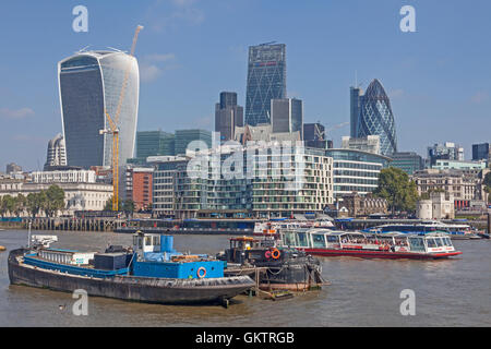 Ein Blick auf die City of London und die Themse Flussverkehr von Queen Elizabeth Spaziergang am Südufer Stockfoto
