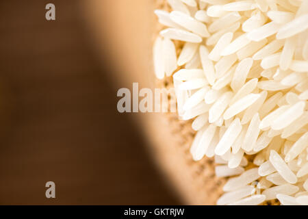 weißer Reis im Leinensack Stockfoto