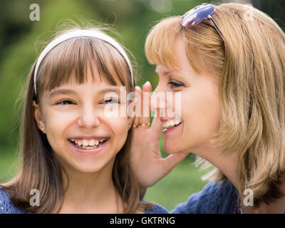 Mutter und Tochter im park Stockfoto