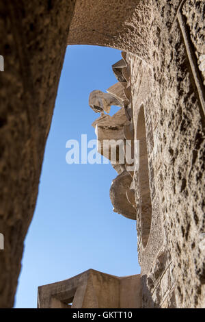 Der Apostel Thomas Skulptur, die in der Passion Fassade der Kathedrale Sagrada Familia in Barcelona, Spanien Stockfoto