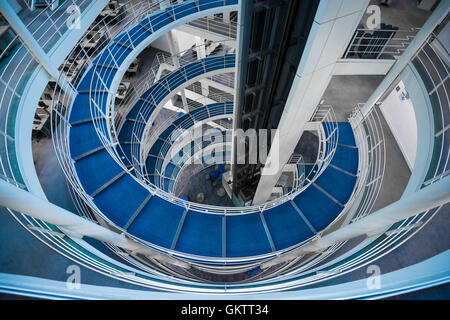 Wendeltreppe in der LSE, City of Westminster, London, Vereinigtes Königreich Stockfoto