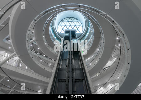 Wendeltreppe in der LSE, City of Westminster, London, Vereinigtes Königreich Stockfoto