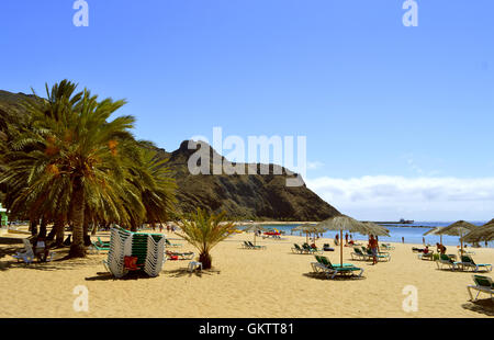 Touristen am Strand die Sonne genießen Stockfoto