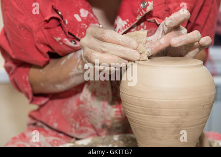 Potter produziert Keramikwaren aus Ton - handgefertigt Stockfoto