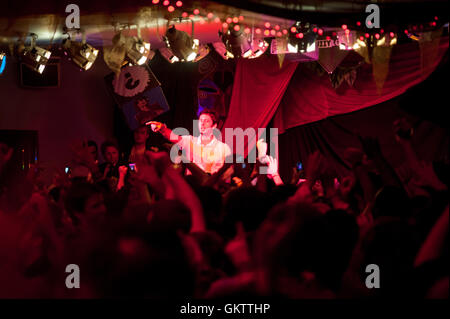 Sänger, Singwriter, Rapper, Produzent und Schauspieler, beispielsweise Elliot John Gleave, erklingt in Oceana, einem Club in Brighton. Stockfoto