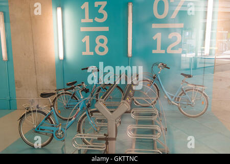 Fahrrad Fahrrad Radsport Verkehrsknotenpunkt für Fahrradverleih am Bahnhof von Perpignan. Stockfoto