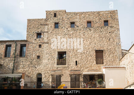 Reich verzierte Steinhaus der Stadt Dorf Espira de L'Agly im Languedoc Roussillion, Pyrenäen Orientales, Midi-Pyrenäen Stockfoto