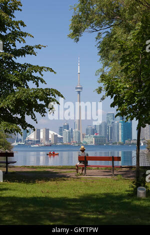 Centre Island und Ward Island am Ontariosee und CN Tower in Toronto, Ontario, Kanada Stockfoto