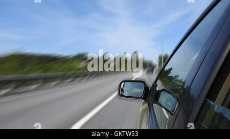 Auto fahren auf Autobahn Stockfoto