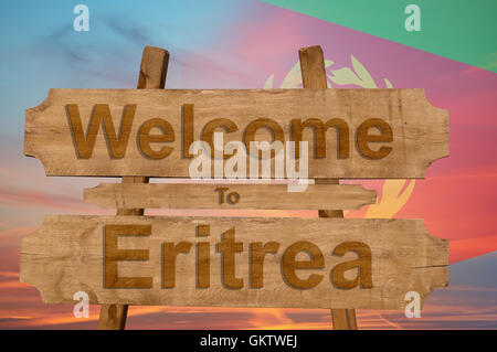 Willkommen in Eritrea singen auf Holz Hintergrund mit blending Nationalflagge Stockfoto