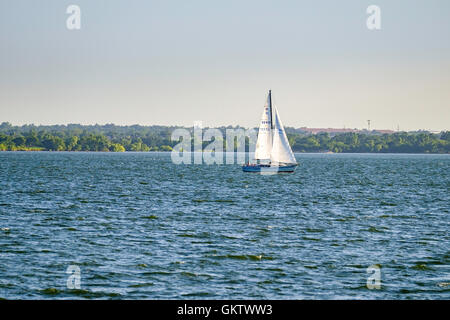 Segeln auf Hefner See in Oklahoma City, Oklahoma, USA auf ein dunstig, feuchter Sommertag. Stockfoto