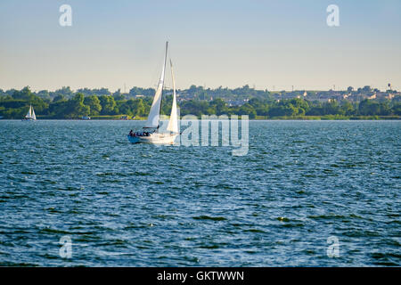 Segeln auf Hefner See in Oklahoma City, Oklahoma, USA auf ein dunstig, feuchter Sommertag. Stockfoto