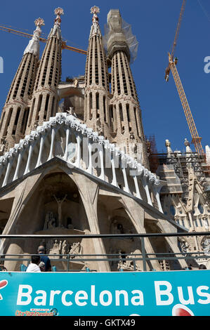 Barcelona-Tour-Bus außerhalb der Antoni Gaudi Kirche / Kathedrale (Sagrada Família), Barcelona, Katalonien, Spanien Stockfoto