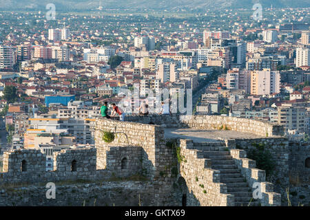 Mit Blick auf die Stadt von Shkodra aus den Mauern der Burg Rozafa, Shkodra, Nordalbanien. Stockfoto