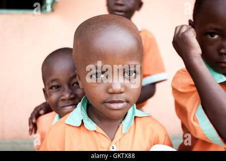 Jungs posieren für die Kamera an einer Schule in Kasese, uganda Stockfoto