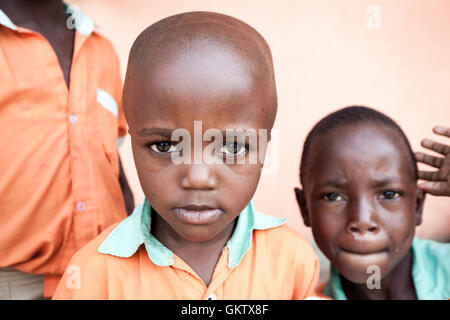 Jungs posieren für die Kamera an einer Schule in Kasese, uganda Stockfoto