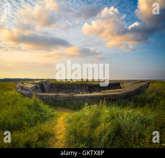 altes Boot gliedert sich im Schilf Stockfoto